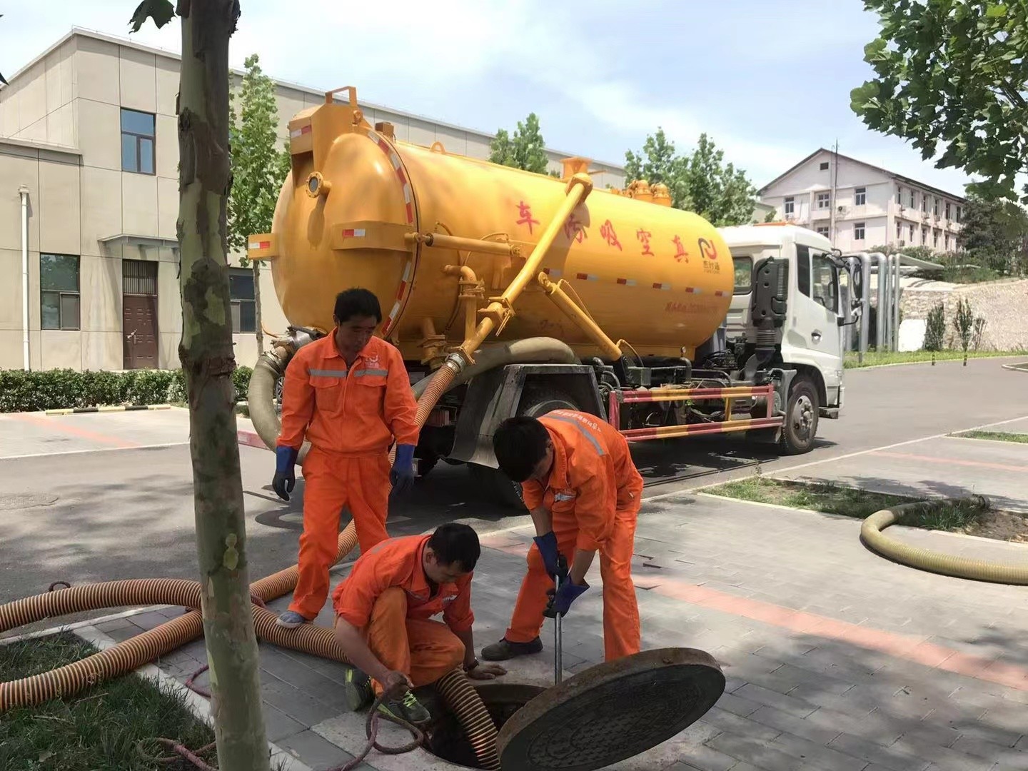 肃南管道疏通车停在窨井附近