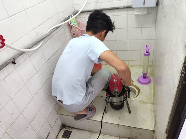 肃南管道堵塞冒臭气 专业师傅现场解决问题